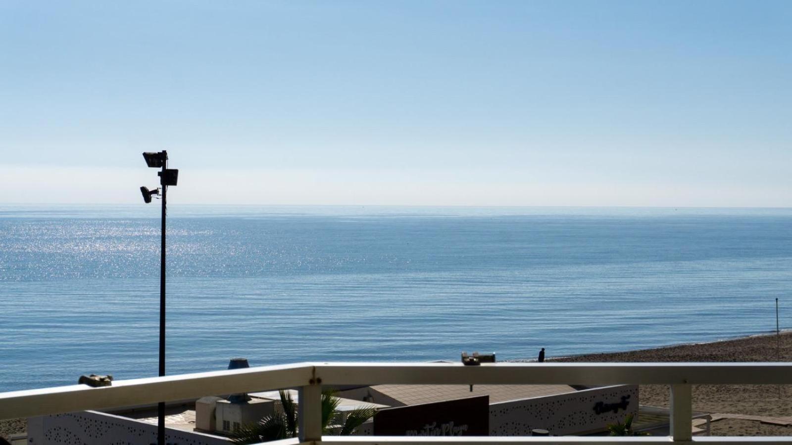 Apartment Paradise On The Seafront In